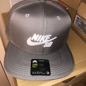 NIKE SB TRUCKER SNAP back Hat Cap 629243-003 Gray White 2015 pre owned awrobill